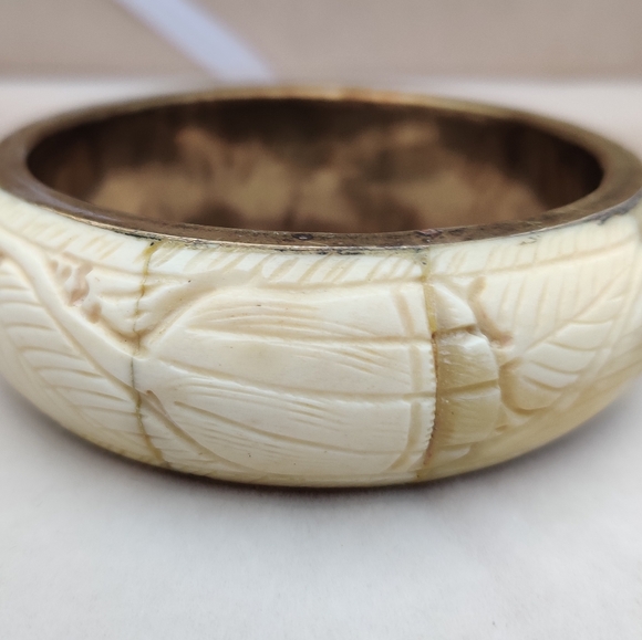 Vintage carved bone bangle - Picture 4 of 6